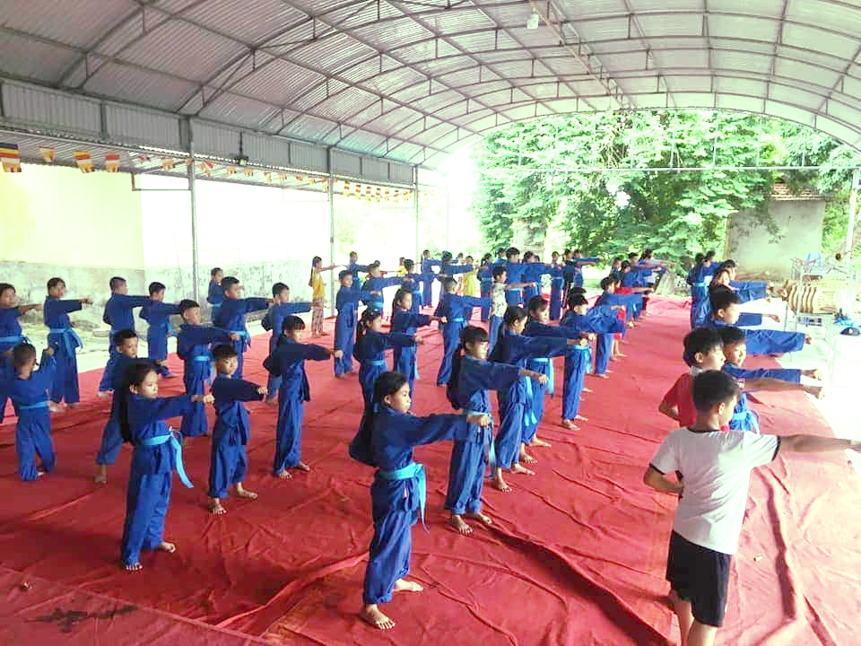 Lớp học võ miễn phí cho trẻ em do Hồng cùng các đoàn viên thanh niên trên địa bàn vận động tổ chức