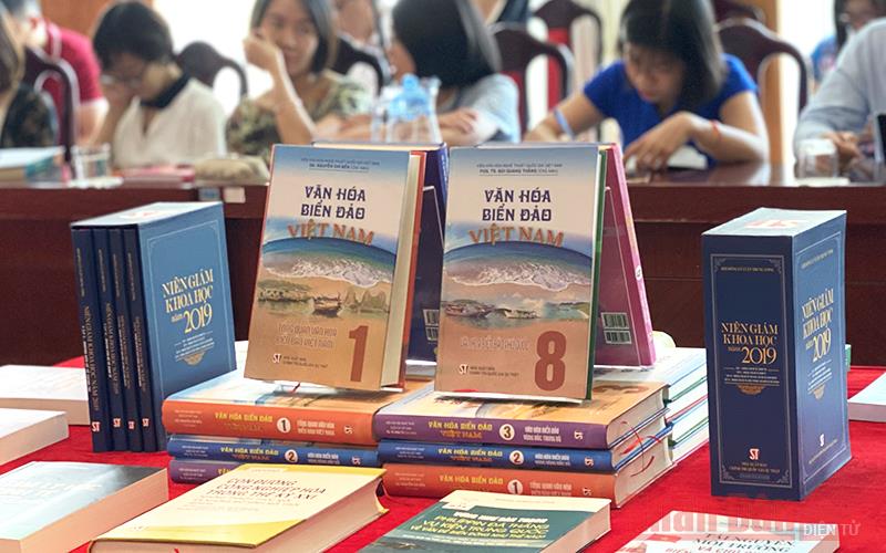 Trưng bày, giới thiệu bộ sách Văn hóa biển đảo Việt Nam. 