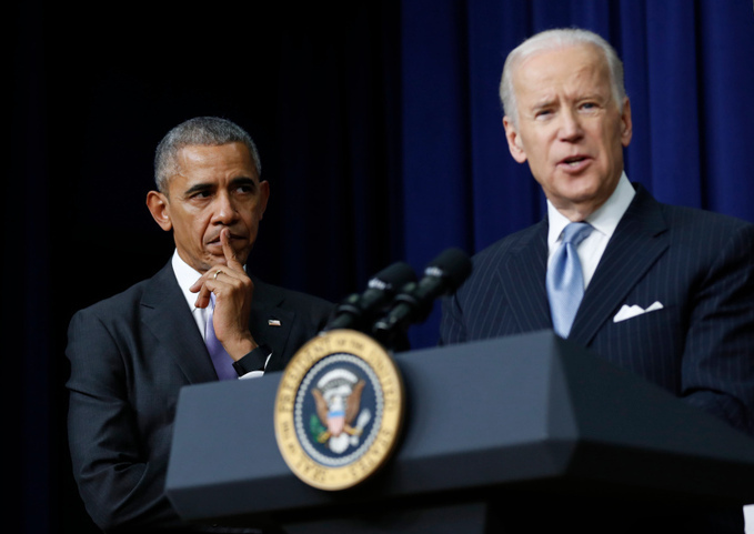 Obama (trái) lắng nghe Biden phát biểu tại một sự kiện ở Nhà Trắng tháng 12/2016. Ảnh: AP
