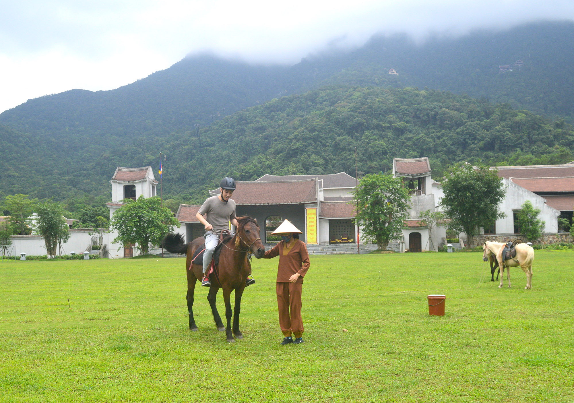 Du khách trải nghiệm hoạt động cưỡi ngựa tại khu nghỉ dưỡng Legacy Yên Tử (TP Uông Bí).