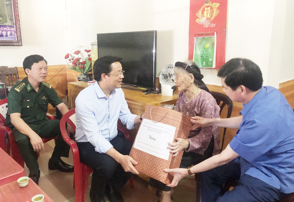 Đoàn đã đến thăm, tặng quà mẹ liệt sĩ Phạm Thị Quyên, phố Phan Đình Phùng, thị trấn Quảng Hà,