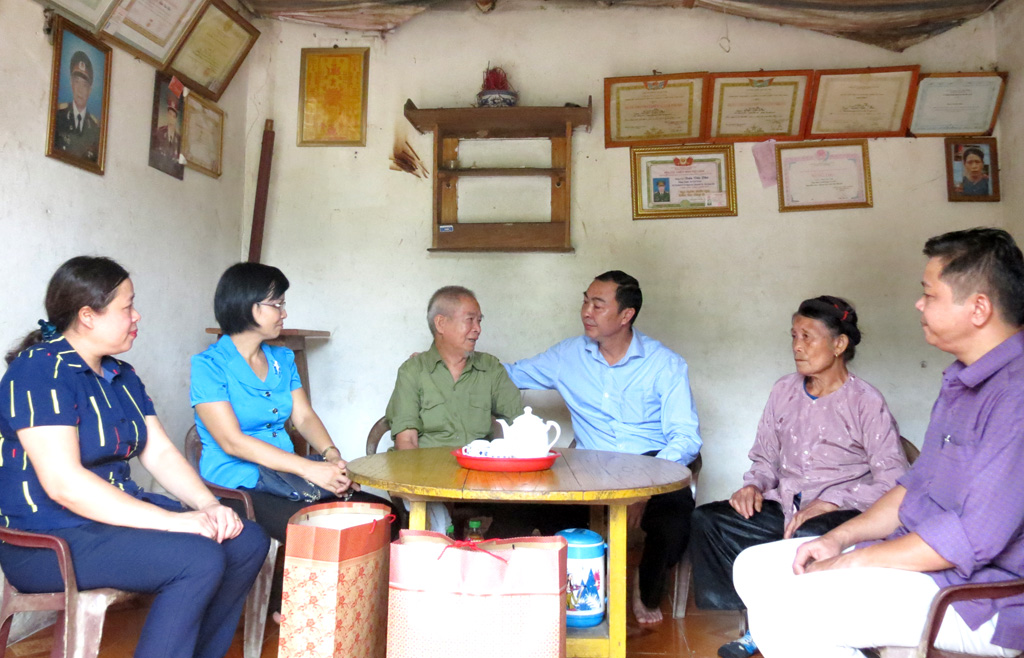 Đồng chí Nguyễn Minh Sơn - Bí thư Huyện ủy Ba Chẽ cùng đoàn công tác thăm và tặng quà cho thương, bệnh binh, gia đình chính sách trên địa bàn huyện.