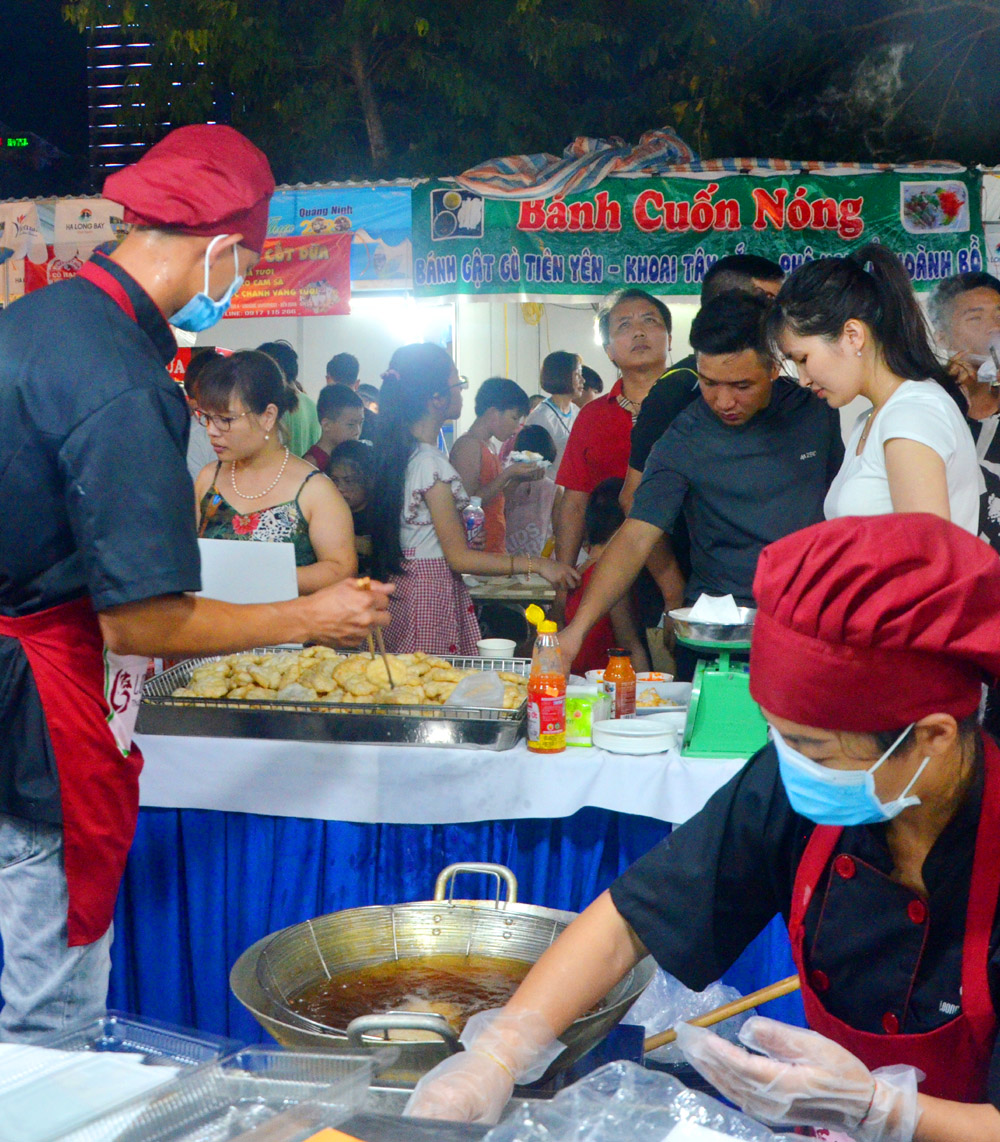 Chủ nhà Quảng Ninh đưa tới liên hoan 30 gian hàng gồm các món ăn, đặc sản vùng miền. Chả mực và nhiều món ăn được các đầu bếp biểu diễn chế biến tại chỗ.