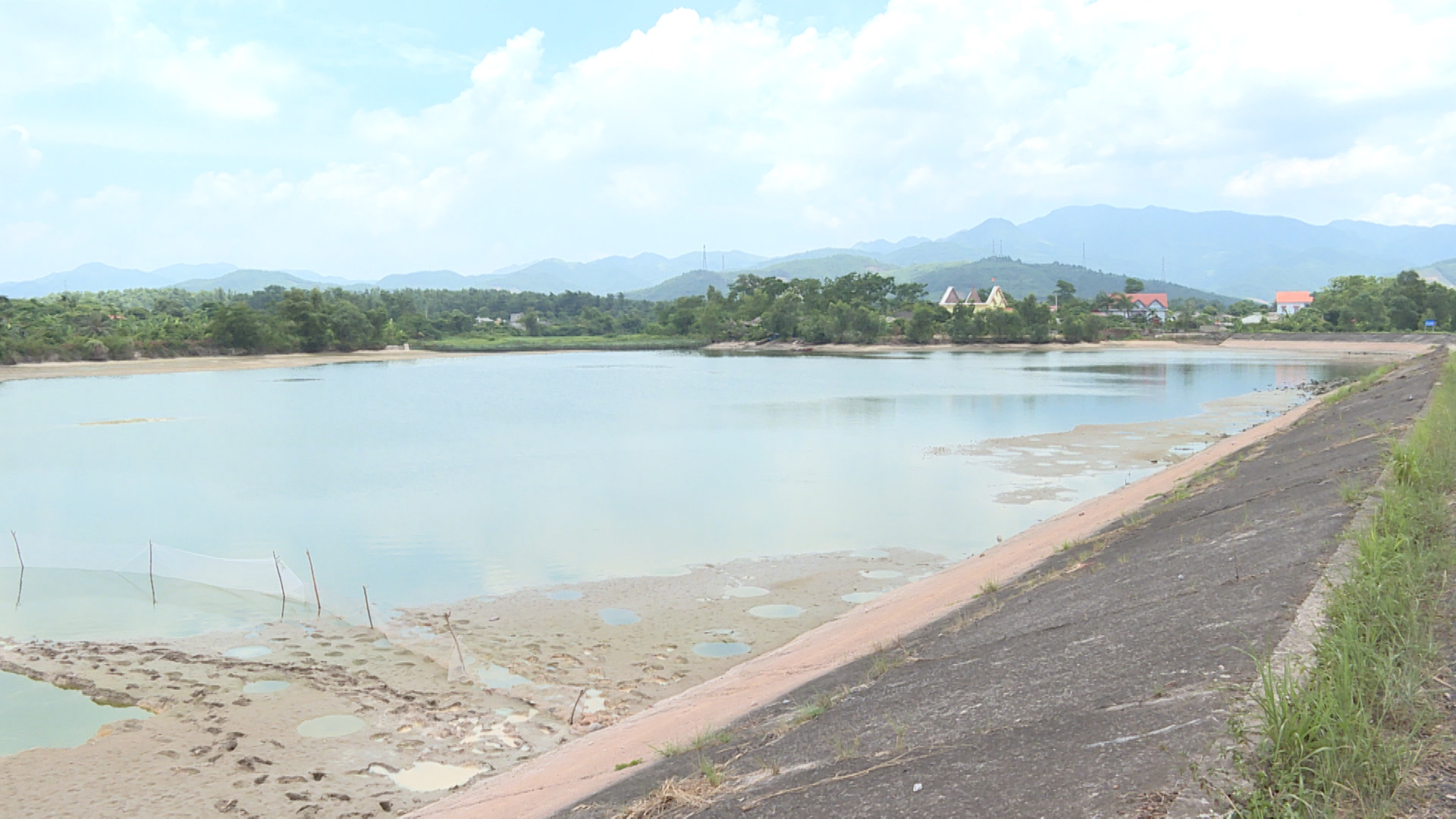 Mực nước hồ Quán Vuông tại xã Bình Khê đã xuống tới mức rất thấp.