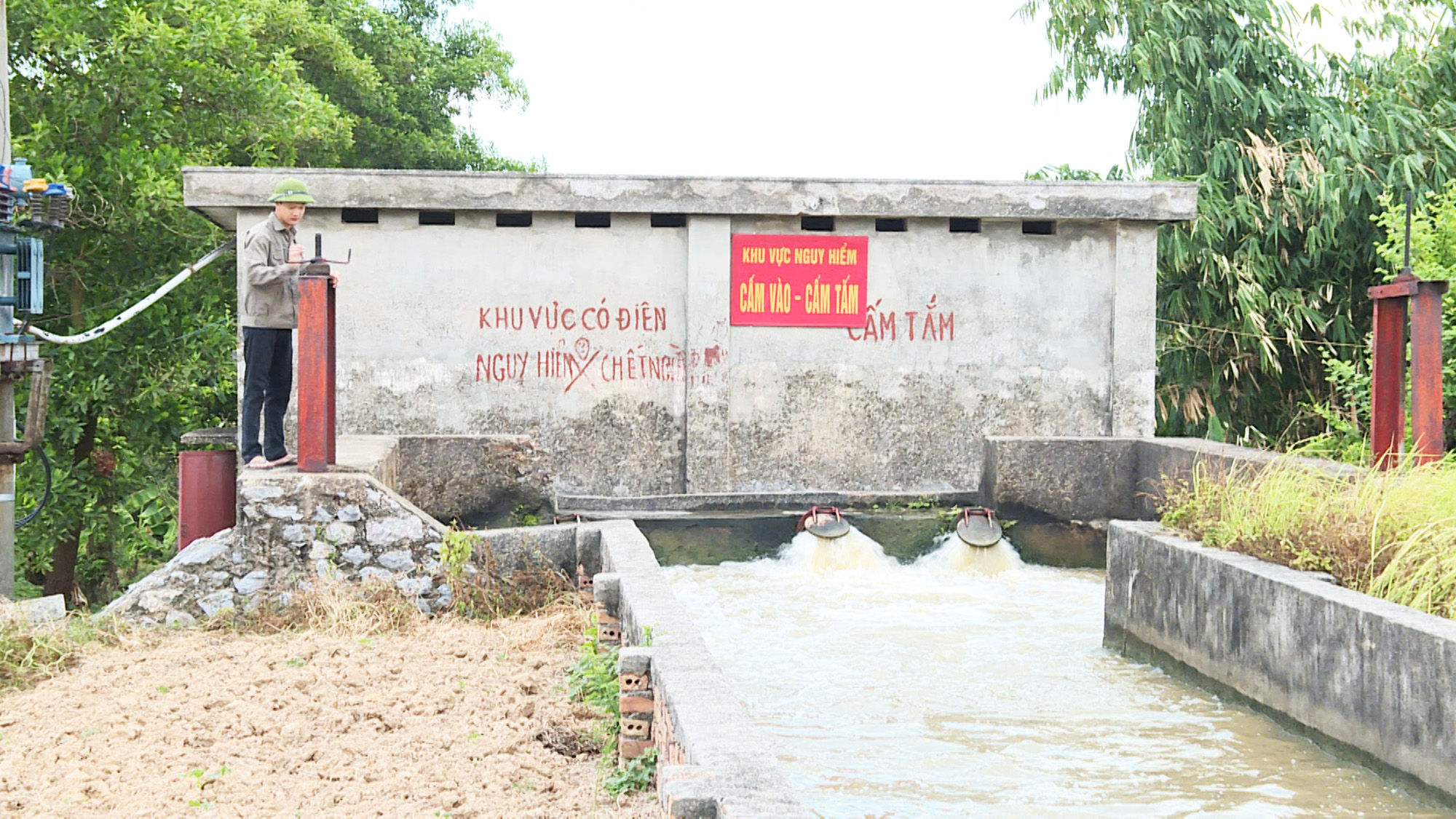 Trạm bơm Tân Việt, thuộc xã Đức Chính (TX Đông Triều) bơm nước phục vụ sản xuất đảm bảo vụ mùa năm 2020 cho người dân.
