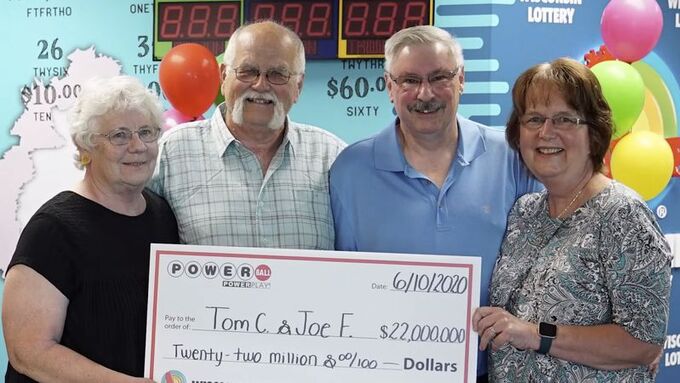 Vợ chồng ông Tom Cook và Joseph Feeney nhận giải xổ số trị giá 22 triệu USD của Powerball. Ảnh: NY Daily News.