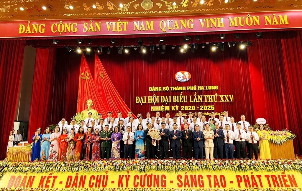Đồng chí Ngô Hoàng Ngân, Phó Bí thư Thường trực Tỉnh ủy, tặng hoa chúc mừng BCH Đảng bộ thành phố khóa XXV. Ảnh: Hoàng Nga