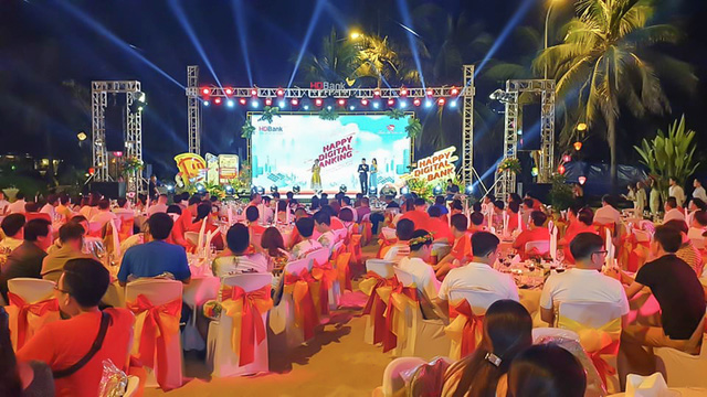 Tại Cung Hội nghị Quốc tế Ariayana và Furama Resort Đà Nẵng, từ đầu tháng 7, nơi đây đã tiếp nhận 4 đoàn lớn, với số lượng tham dự từ 300 cho đến 1.400 khách, tổ chức nhiều hoạt động hội nghị và Gala sôi động.