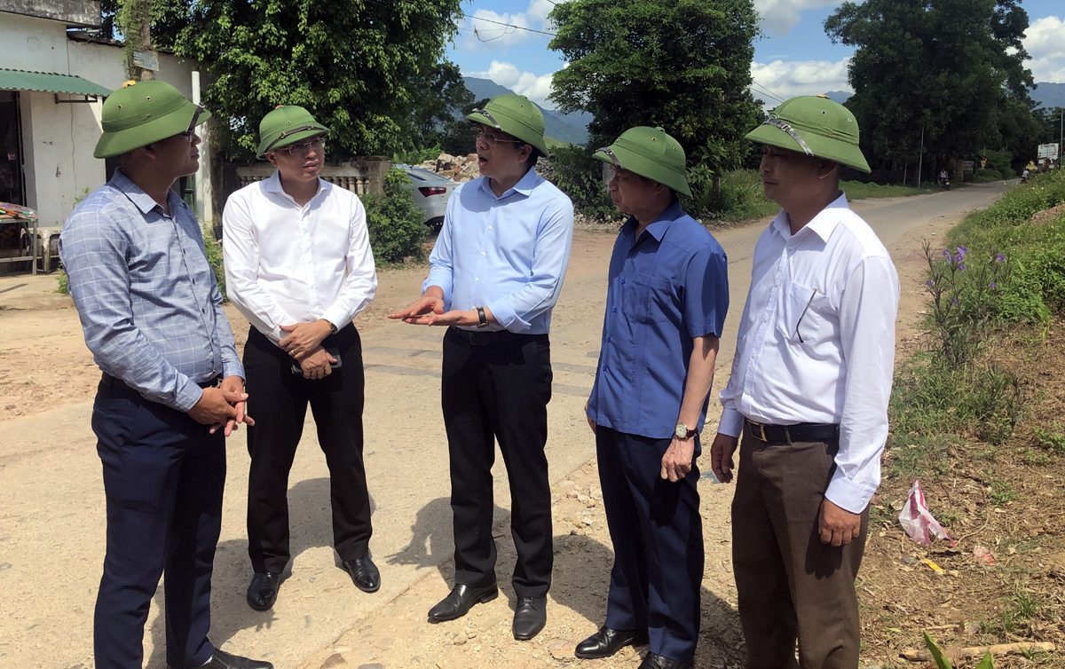 Đồng chí Nguyễn Văn Hồi, Phó Chủ tịch HĐND tỉnh kiểm tra công tác GPMB tại thôn 6, xã Quảng Chính