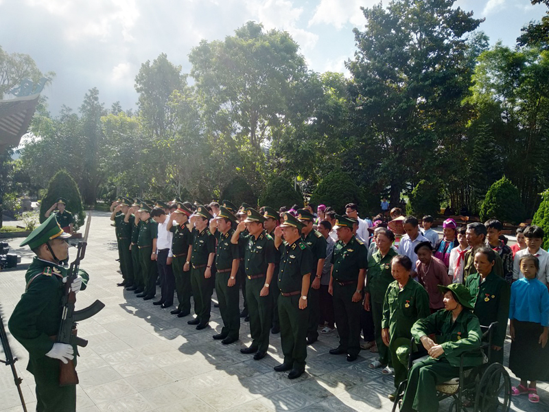 Đoàn công tác Quân ủy Trung ương, Bộ Quốc phòng dâng hương tưởng niệm các Anh hùng Liệt sỹ tại Đài tưởng niệm các Anh hùng Liệt sỹ Pò Hèn.