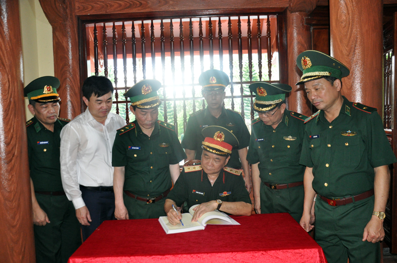 Trung tướng Hoàng Xuân Chiến viết lưu niệm tại Nhà tưởng niệm Bác Hồ.