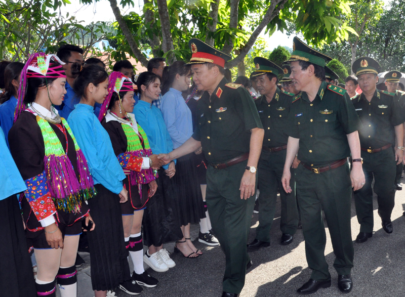 Trung tướng Hoàng Xuân Chiến trò chuyện với nhân dân các dân tộc xã Hải Sơn.