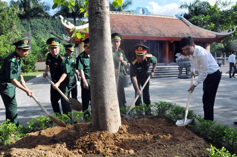 Đoàn công tác trồng cây lưu niệm