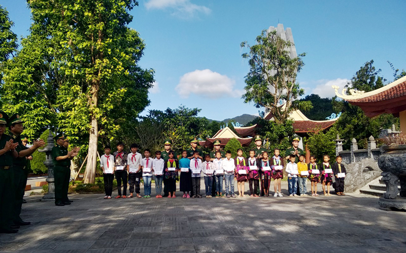 Đoàn công tác tặng 5 ngôi nhà tình nghĩa và 150 suất quà cho các gia đình chính sách, người có công, hộ nghèo và các cháu học sinh nghèo vượt khó trên địa bàn biên giới tỉnh Quảng Ninh.