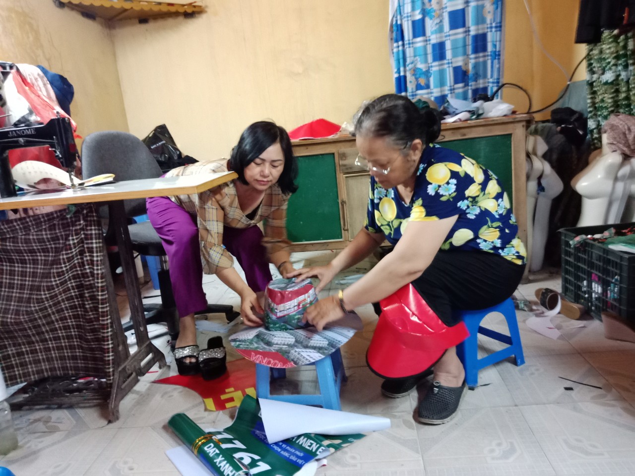 Hội viên Phụ nữ phường Hà Trung (TP Hạ Long) may mũ, túi bạt từ nhựa tái chế. Ảnh: Vân Anh