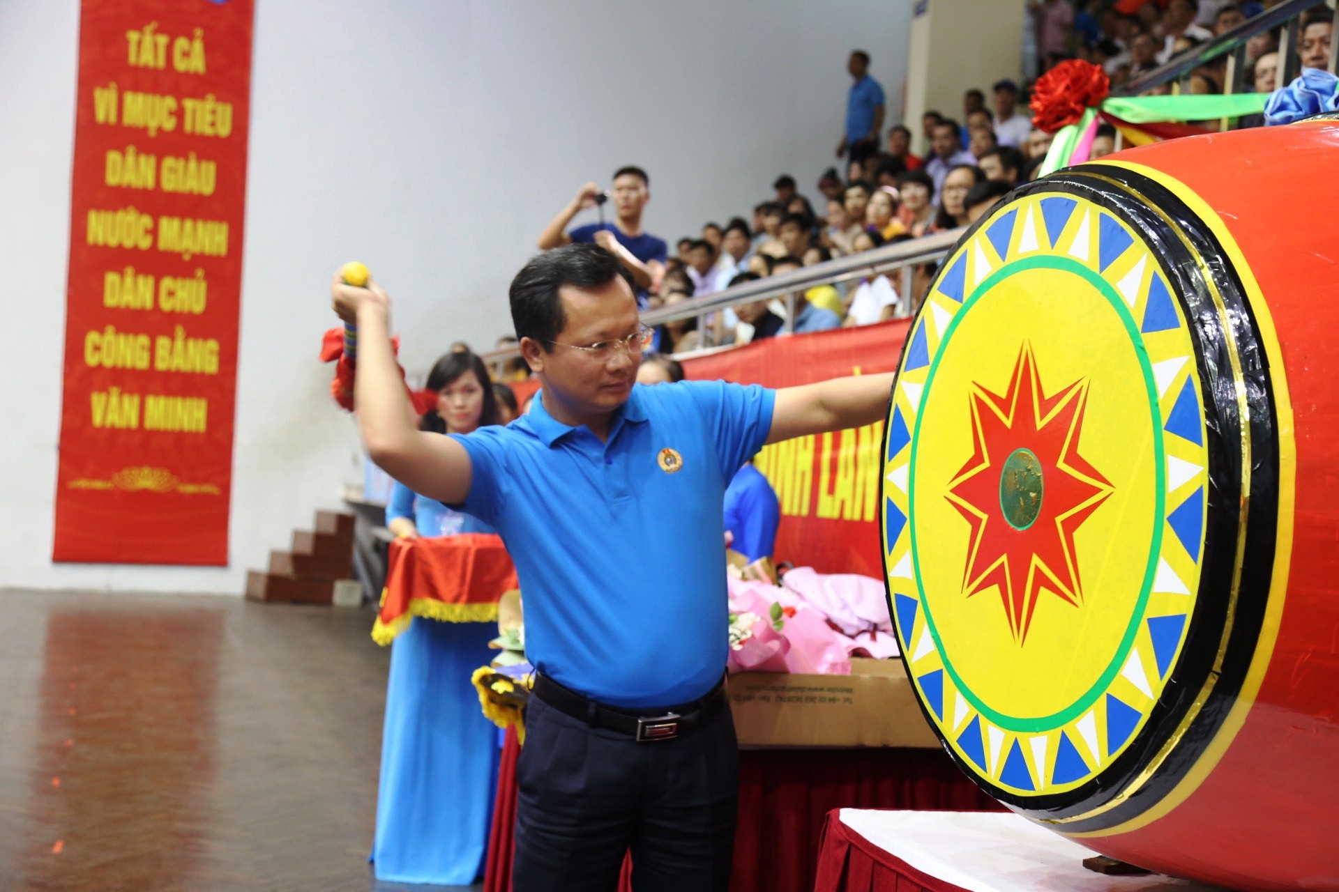 Đồng chí Cao Tường Huy, Phó chủ tịch UBND tỉnh Quảng Ninh gióng trống khai mạc ngày hội.