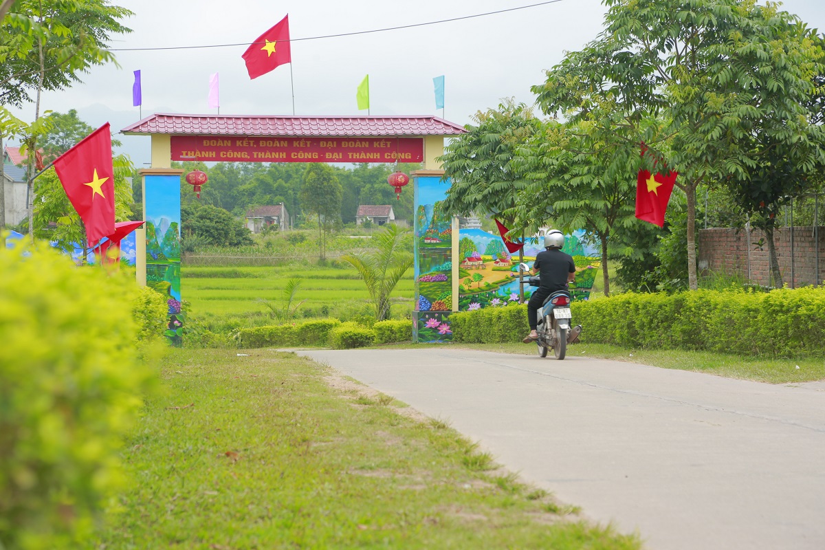 Chương trình xây dựng NTM đã mang lại diện mạo khởi sắc cho nhiều vùng quê Tiên Yên Trong ảnh: Một tuyến đường khang trang, sạch đẹp tại xã Đông Ngũ.
