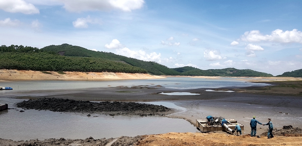 Hiện nước ở hồ Yên Lập đã ngấp nghé mực nước chết. (Ảnh chụp ngày 25/7)