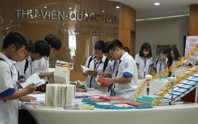 Học sinh đọc sách tại Thư viện tỉnh.