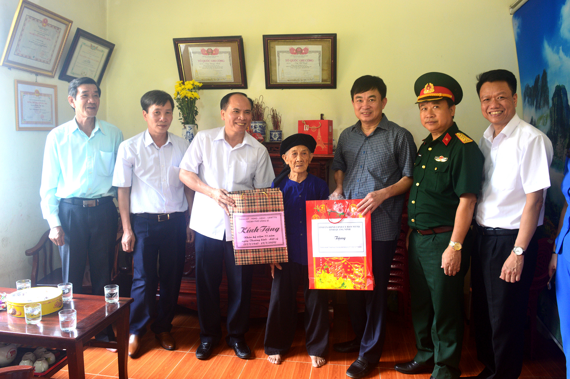 Đoàn đã đến thăm, tặng quà Bà mẹ Việt Nam Anh hùng Hoàng Thị Nghi, phường Thanh Sơn, TP Uông Bí. 