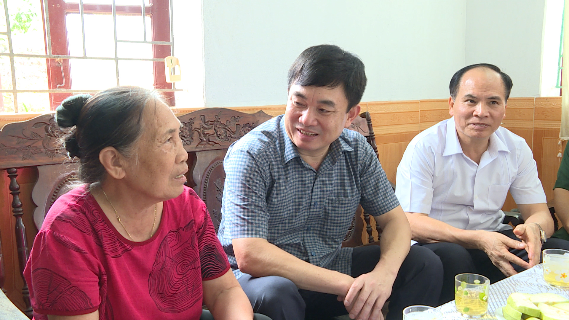 Đồng chí Ngô Hoàng Ngân thăm hỏi, trò chuyện với bà Mai Thị Phương, vợ liệt sĩ, phường Phương Đông.