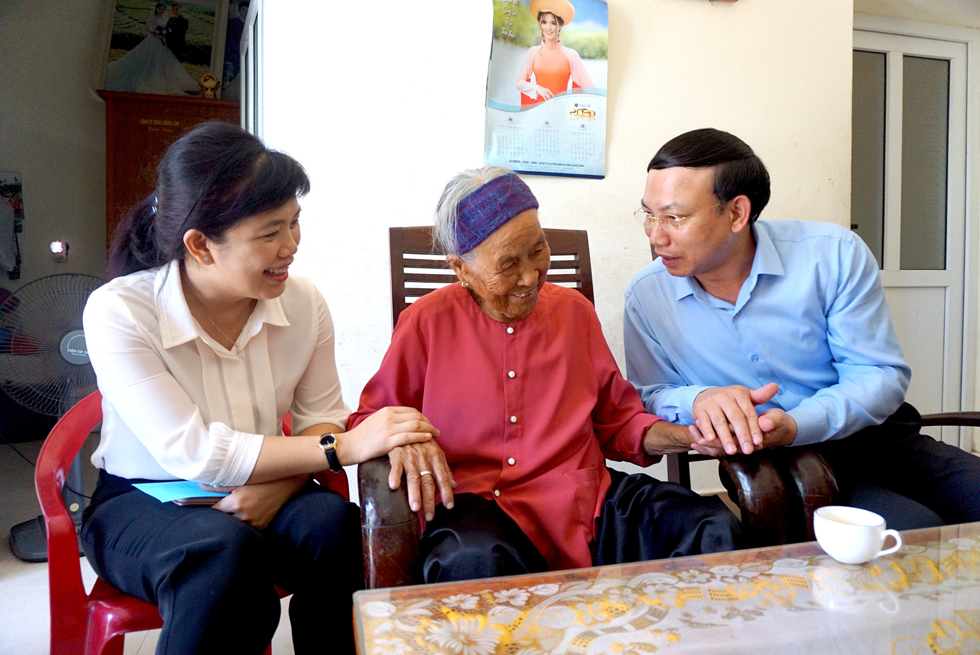 Đồng chí Bí thư Tỉnh ủy tỉnh đã đến thăm và tặng quà Bà mẹ Việt Nam Anh hùng Phạm Thị Thạch, thôn Trại Giữa, xã Đầm Hà.
