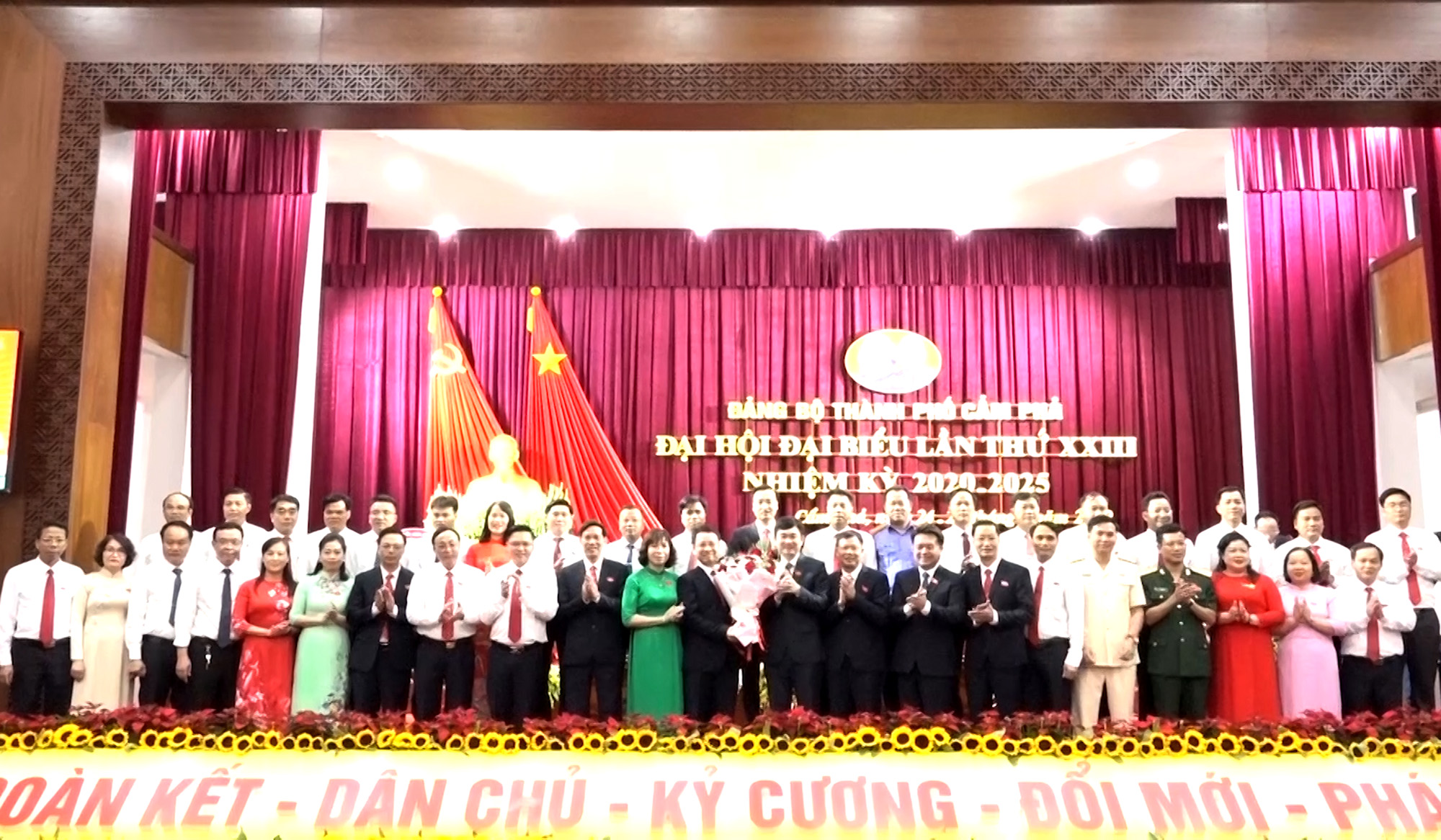 Lãnh đạo tỉnh tặng hoa chúc mừng Ban Chấp hành Đảng bộ thành phố khóa XXIII.