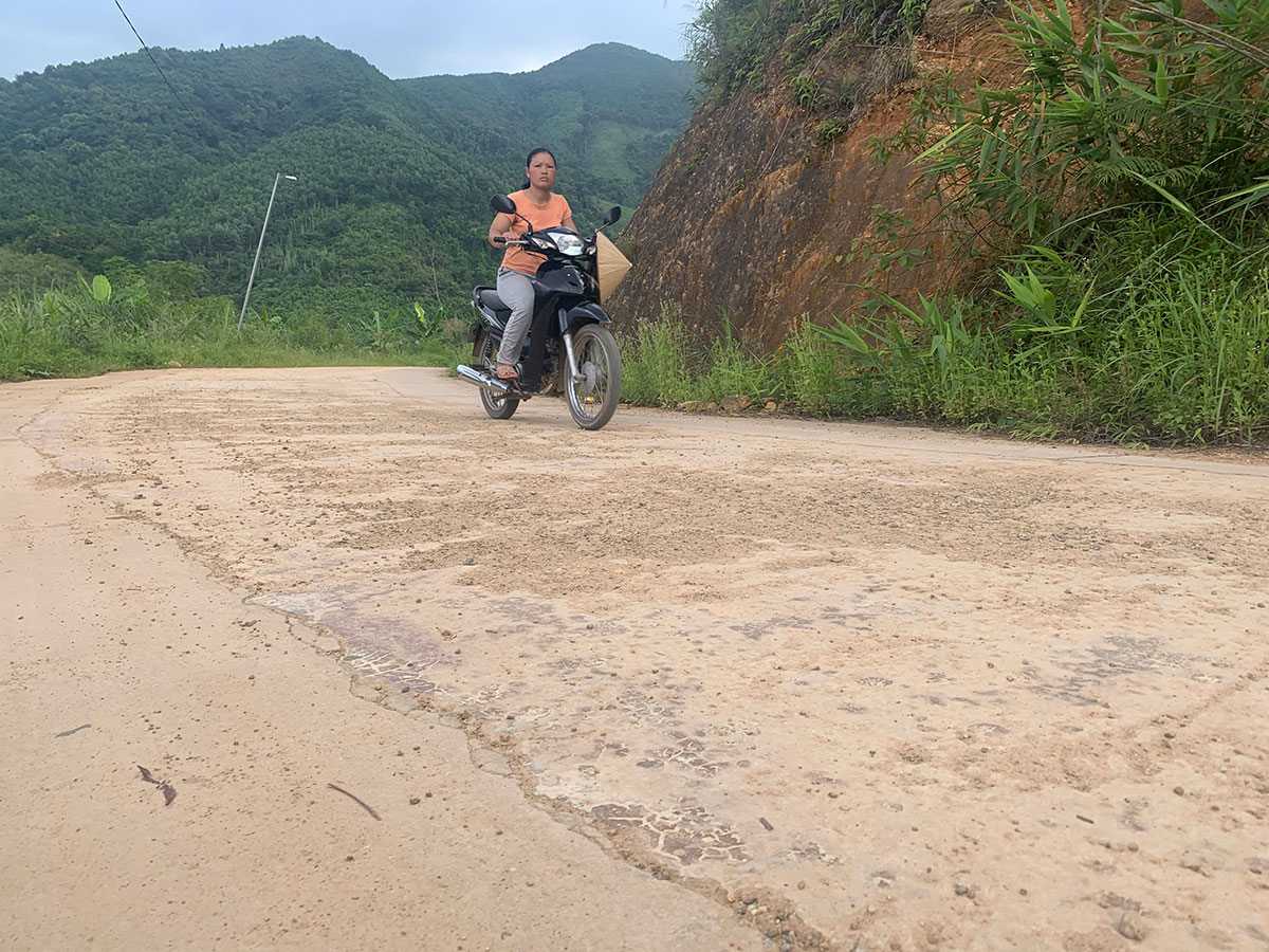 Người dân lưu thông bằng xe mô tô trên tuyến đường đi vào thác Pạc Sủi thường không chấp hành Luật Giao thông trong khi đó đường xuống cấp nên nếu xảy TNGT là rất nghiêm trọng.