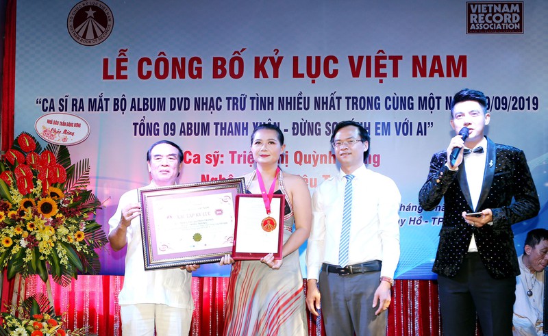 Ca sĩ Triệu Trang đón nhận bằng kỷ lục.