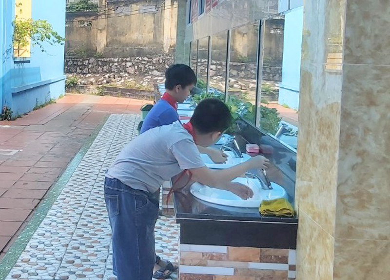 Học sinh trường Tiểu học Quang Trung rửa tay bằng xà phòng để phòng chống dịch bệnh, trong đó có bệnh tay chân miệng (ảnh chụp tháng 5/2020).