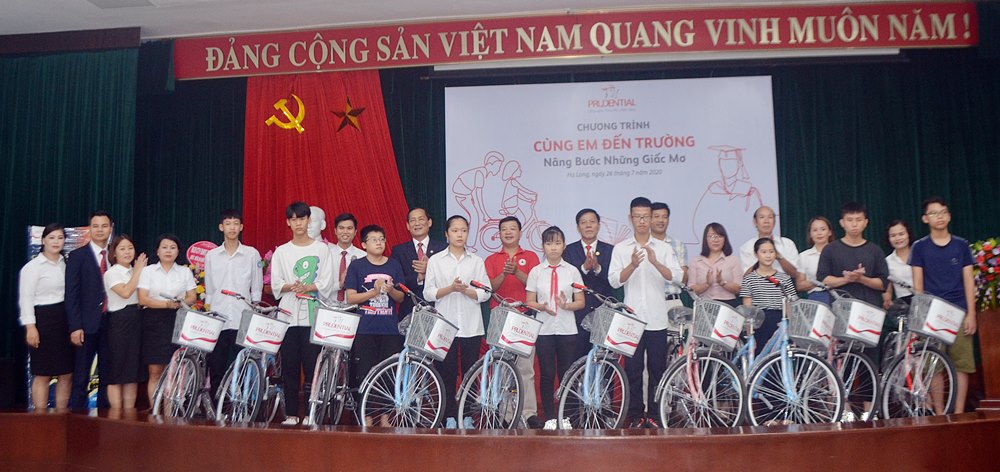 Đại diện Công ty BHNT Prudential Việt Nam và Hội CTĐ  trao xe đạp cho học sinh nghèo vượt khó tại TP Uông Bí cuối tháng 8/2019.
