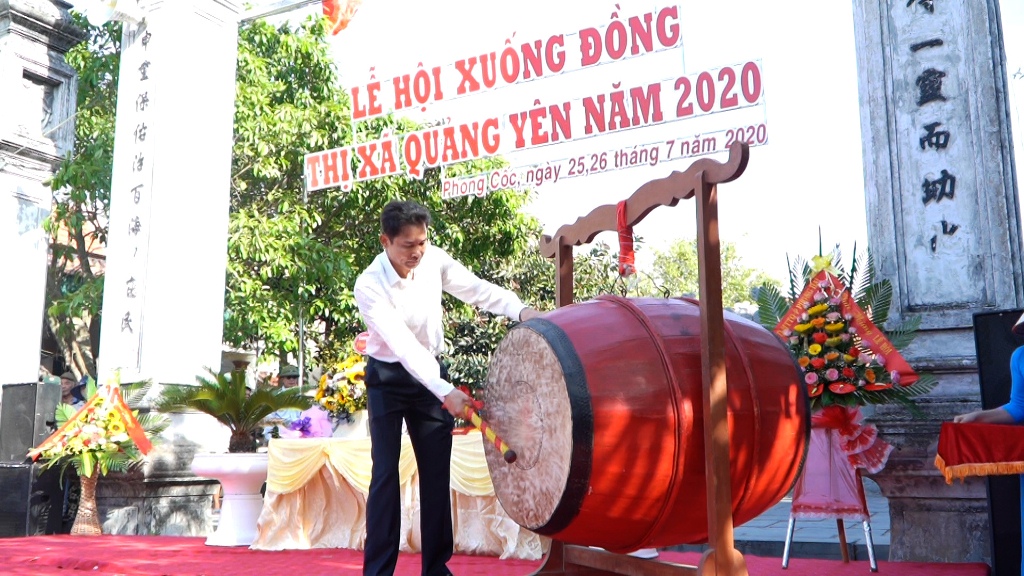 Bí thư Thị ủy Quảng Yên Hồ Văn Vịnh gióng trống khai hội xuống đồng 2019.
