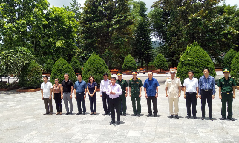 Đồng chí Nguyễn Văn Thắng, Chủ tịch UBND tỉnh dâng hương tưởng niệm các Anh hùng Liệt sỹ tại Đài tưởng niệm Liệt sỹ Pò Hèn.