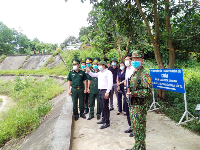 Đồng chí Nguyễn Văn Thắng, Chủ tịch UBND tỉnh kiểm tra công tác tuần tra bảo vệ biên giới, phòng chống dịch bệnh Covid-19 tại khu vực Mốc 1346(1)+600.
