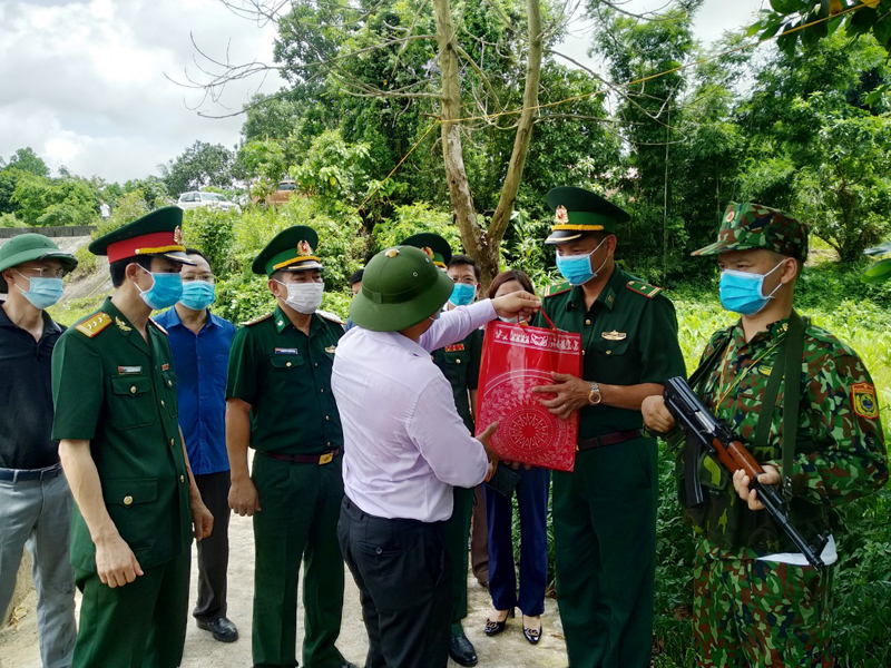 Đồng chí Chủ tịch UBND tỉnh thăm hỏi, tặng quà động viên cán bộ, chiến sỹ Đồn Biên phòng pò Hèn đang làm nhiệm vụ tại khu vực Mốc 1346(1)+600.