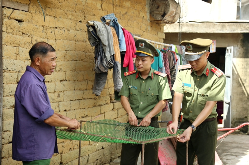 Cán bộ phòng An ninh đối nội phối hợp với Công an huyện Bình Liêu nắm tình hình an ninh dân tộc tại địa bàn cơ sở.