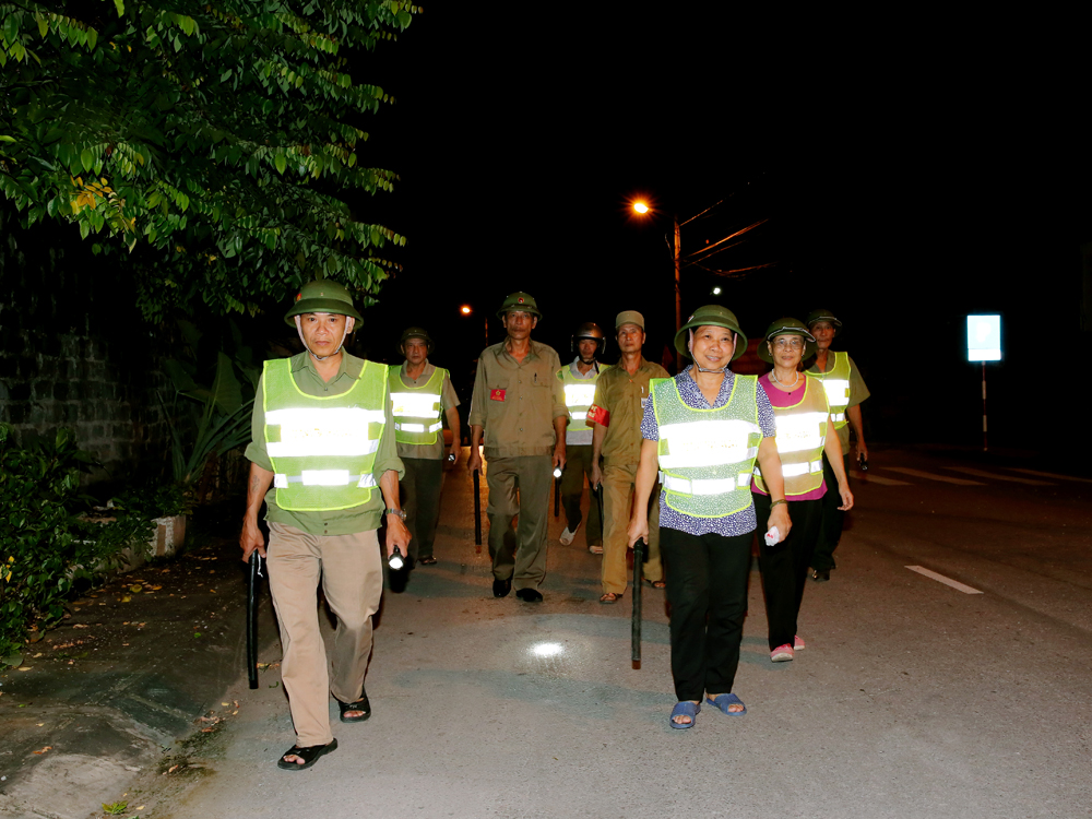 Tổ tuần tra nhân dân khu 6, phường Thanh Sơn (TP Uông Bí) trong một buổi tuần tra ban đêm. Ảnh: Mai Hương (Trung tâm TTVH Uông Bí)