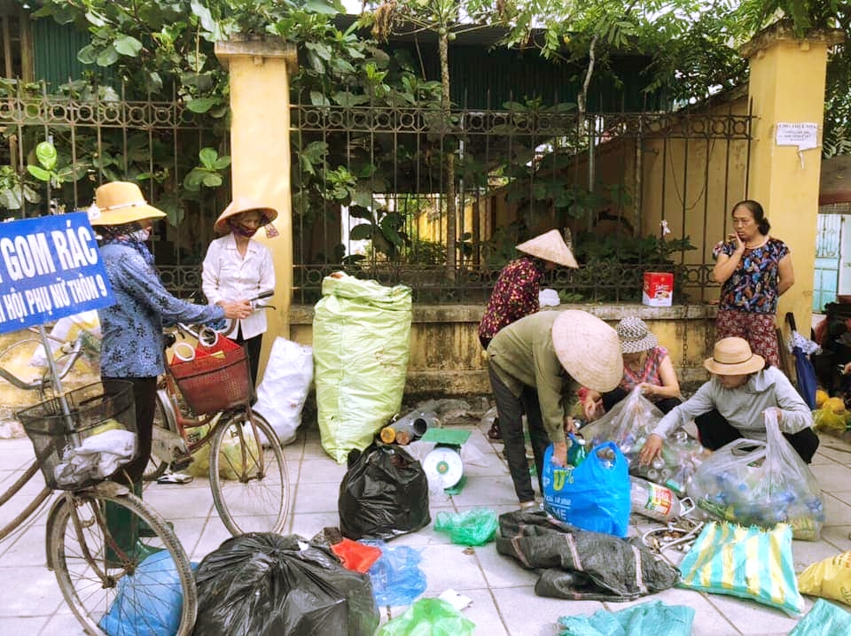 Tổ thu gom và phân loại rác thải của Chi hội phụ nữ thôn 9, xã Hạ Long (huyện Vân Đồn)