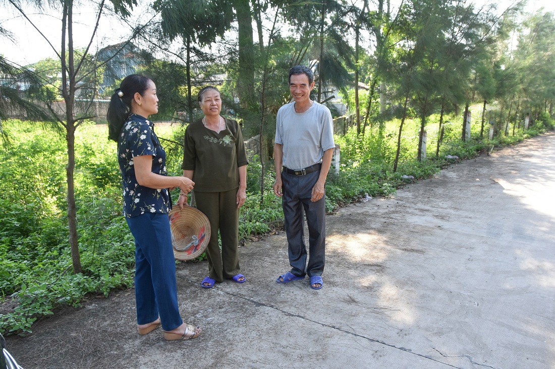 Ông Đỗ Quang Hạnh (bên phải) ở thôn Đồng Mạ, xã Tiên Lãng, huyện Tiên Yên là một trong những hộ tiên phong hiến đất làm đường NTM tại địa phương.