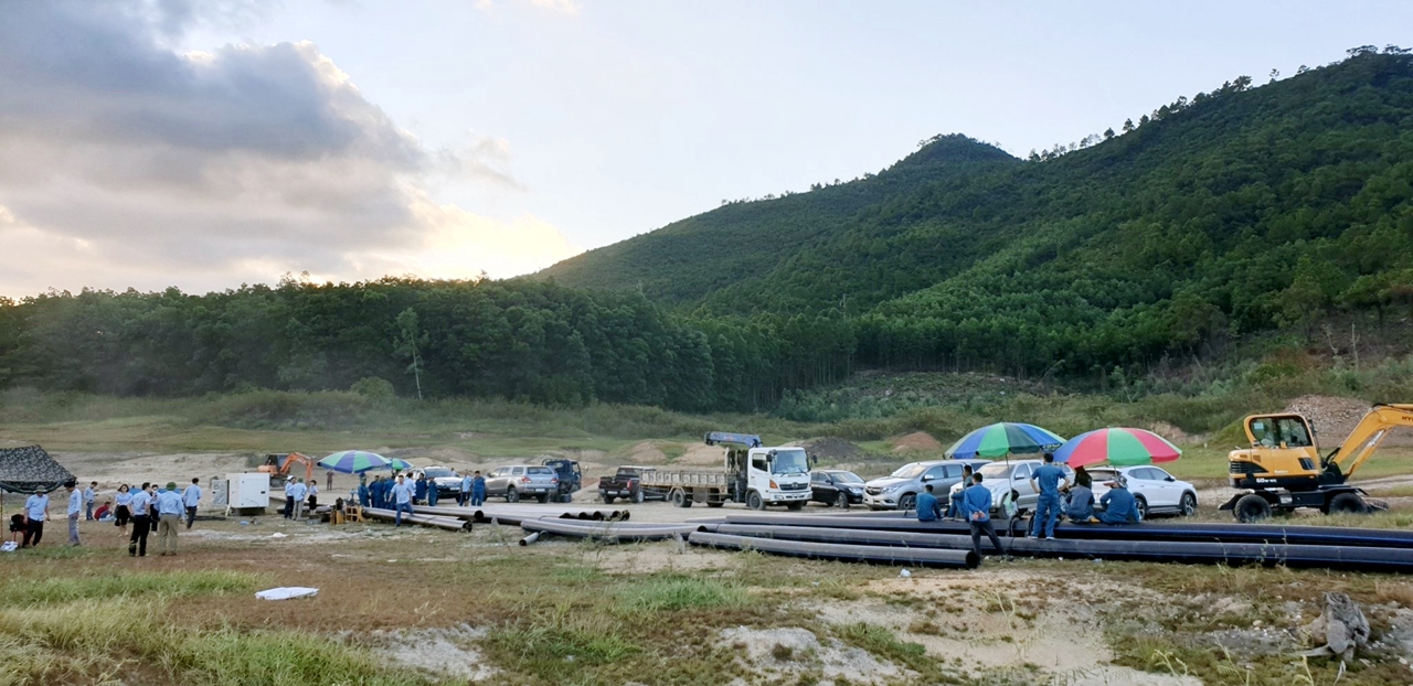Công ty CP Nước sạch Quảng Ninh huy động 7 xe téc để cung cấp nước cho người dân khu vực Bãi Cháy.