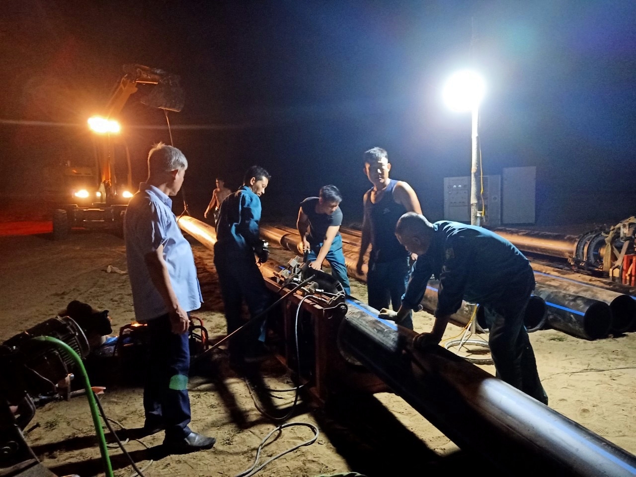 Công nhân Công ty CP Nước sạch Quảng Ninh khẩn trương thi công lắp đặt tuyến ống mới để cấp nước từ lòng hồ Yên Lập về khu vực Bãi Cháy.