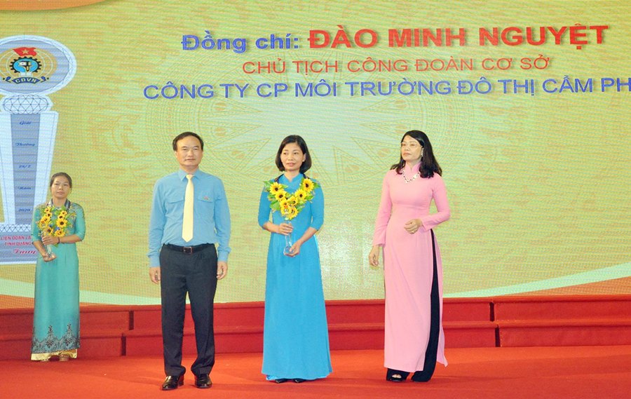 hị Đào Minh Nguyệt được LĐLĐ tỉnh trao tặng Giải thưởng 28/7 năm 2020.