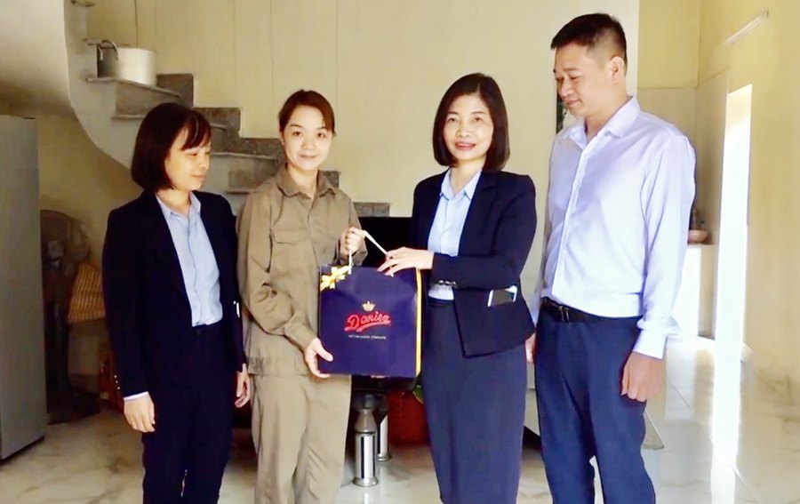 Chị Đào Minh Nguyệt đại diện Công đoàn Công ty CP Môi trường đô thị Cẩm Phả thăm hỏi, động viên gia đình CNLĐ có hoàn cảnh khó khăn.