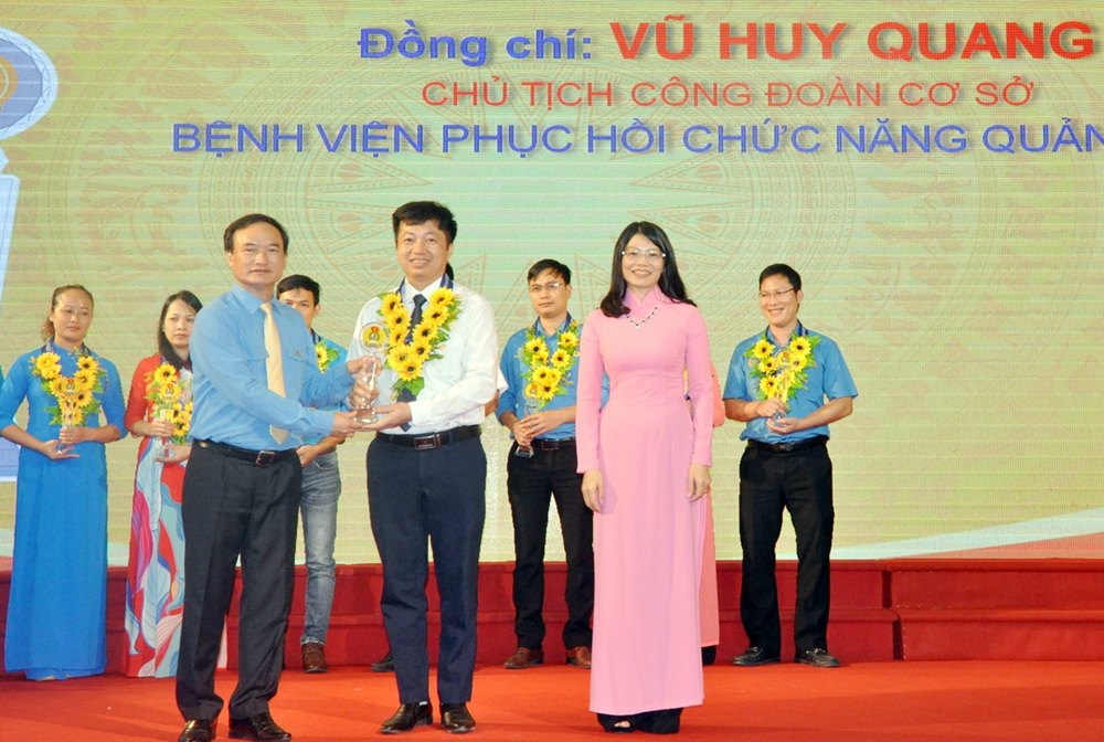 Bác sĩ Vũ Huy Quang, Chủ tịch Công đoàn Bệnh viện Phục hồi chức năng tỉnh được LĐLĐ trao Giải thưởng 28/7, vinh danh các Chủ tịch Công đoàn tiêu biểu xuất sắc.