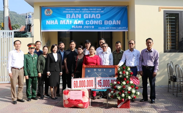 ông ty cổ phần Than Đèo Nai đã tổ chức bàn giao nhà Mái ấm Công đoàn cho anh Nguyễn Thái Đông, công nhân Phân xưởng vận tải 9