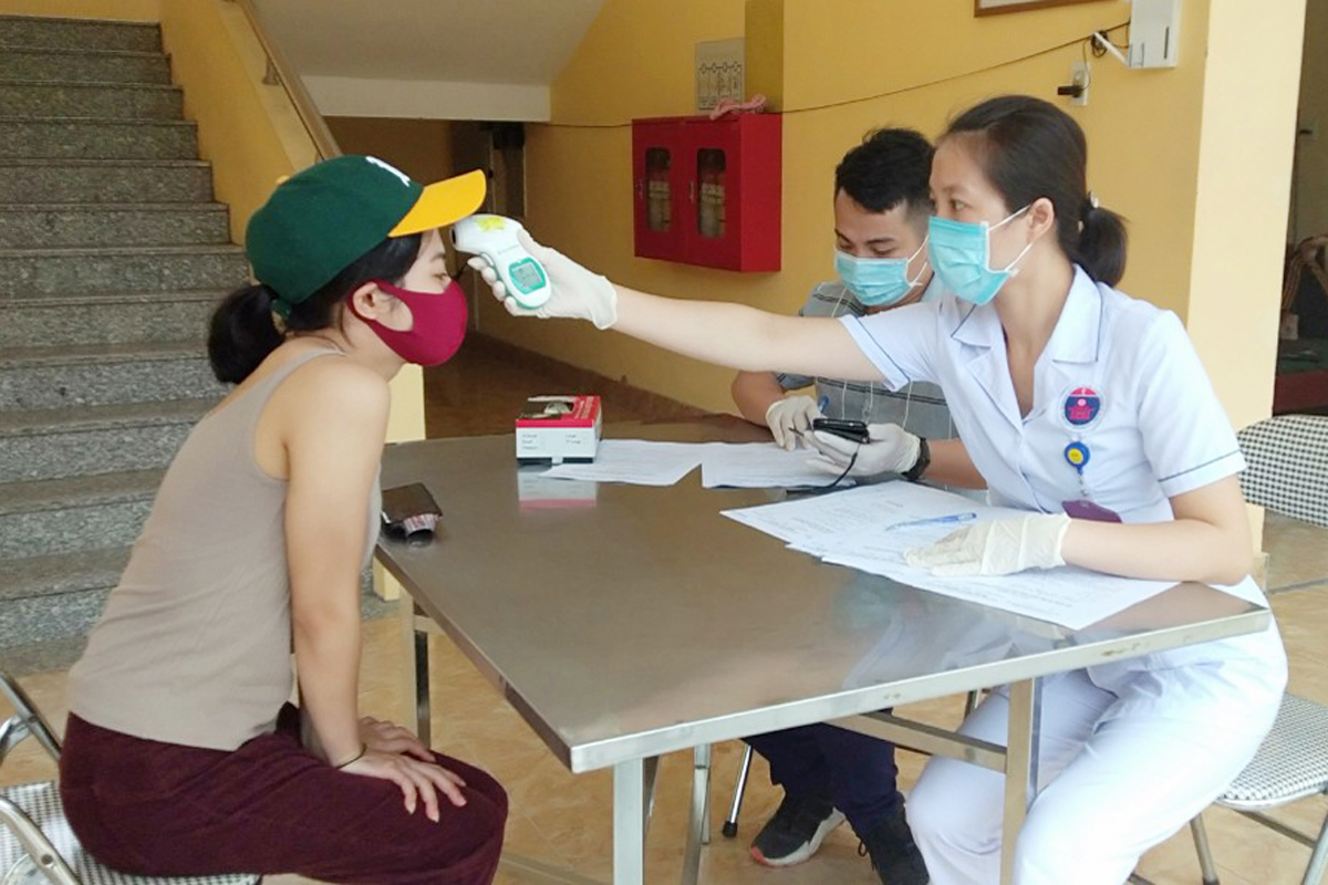 rung đoàn 244 (phường Nam Khê, TP Uông Bí), Bộ CHQS tỉnh Quảng Ninh phối hợp TP Uông Bí làm thủ tục trao giấy chứng nhận sức khỏe cho 15 công dân đã hoàn thành thời gian cách ly theo quy định của Bộ Y tế trở về địa phương.