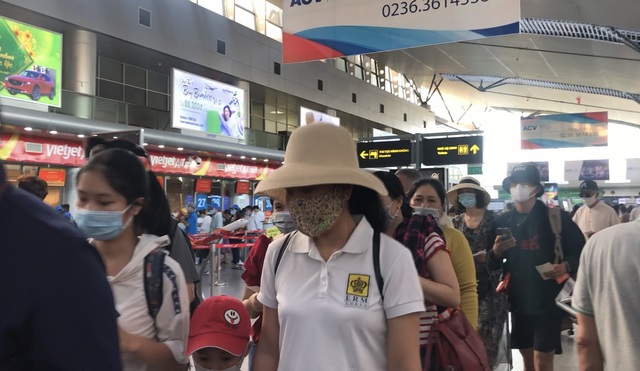 Ga đi Đà Nẵng đông khách đang làm thủ tục lên chuyến bay rời thành phố trong ngày 26/7. Ảnh: Tâm An