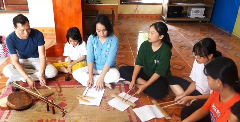 Nghệ sĩ Thu Phương và nghệ sĩ Mạnh Cường hướng dẫn các học viên hát xẩm kết hợp sử dụng sênh, phách