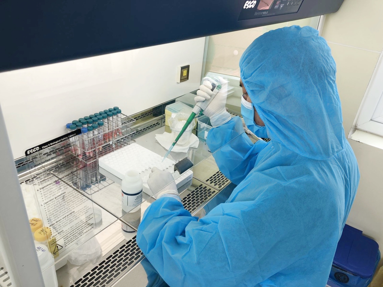 Xét nghiệm virus SARS-CoV-2 tại CDC Quảng Ninh. Các y bác sĩ của CDC Quảng Ninh đã đi đầu và làm chủ kỹ thuật xét nghiệm virus SARS-CoV-2 ngay từ ngày 4/2/2020 và có thể thực hiện 600-900 mẫu xét nghiệm/ngày.