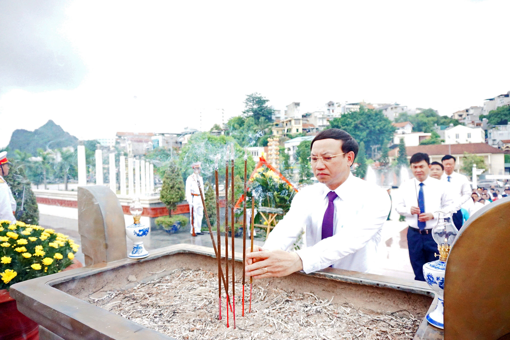 Đồng chí Nguyễn Xuân Ký, Bí thư Tỉnh ủy, Chủ tịch HĐND tỉnh, dâng hương tưởng niệm các anh hùng liệt sĩ.
